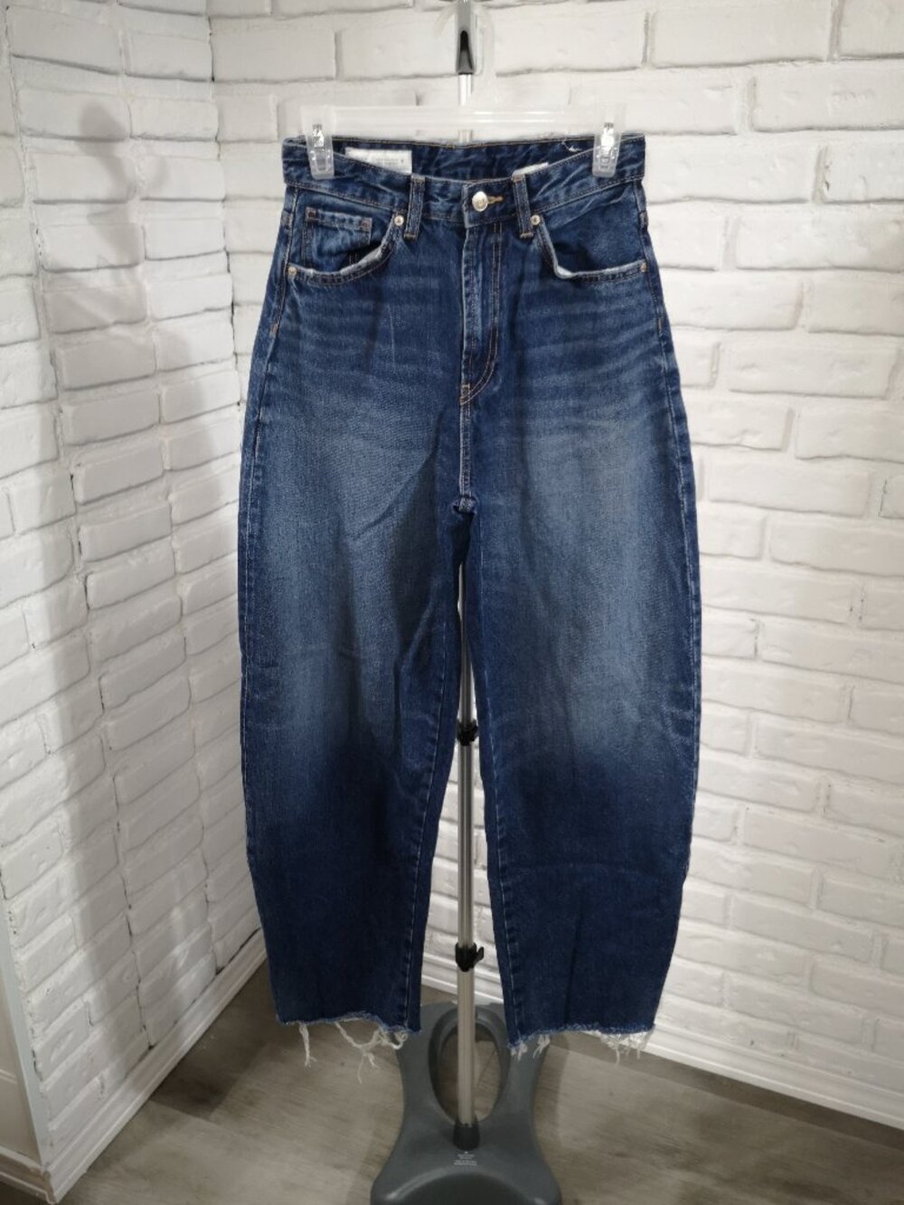 Zara Ladies Size 2 Med. Wash Raw Hem Baggy Balloon Zipper & Button Closure Jeans